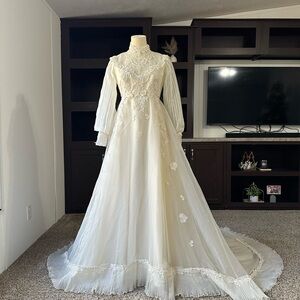 Elegant White Lace Wedding Dress